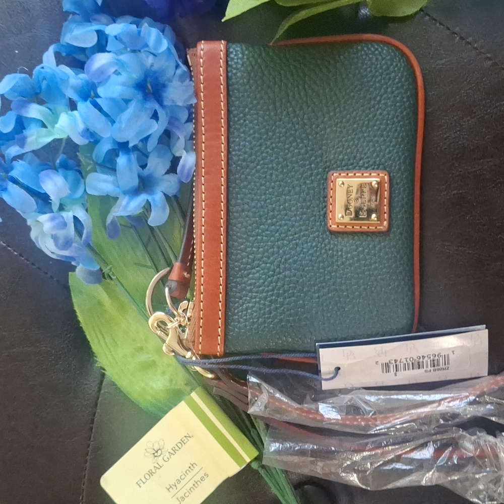 🤗🦆Dooney & Bourke Pebble Grain Leather Medium Wristlet Color FOREST